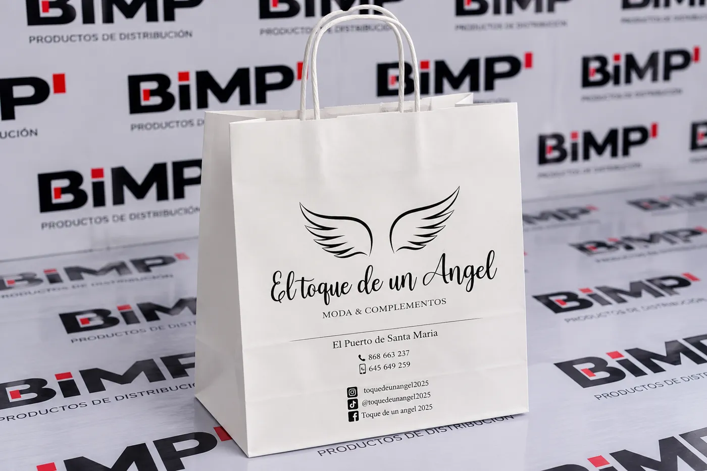 Bolsa de papel blanco con asa rizada serigrafiada con el logo de una tienda de moda