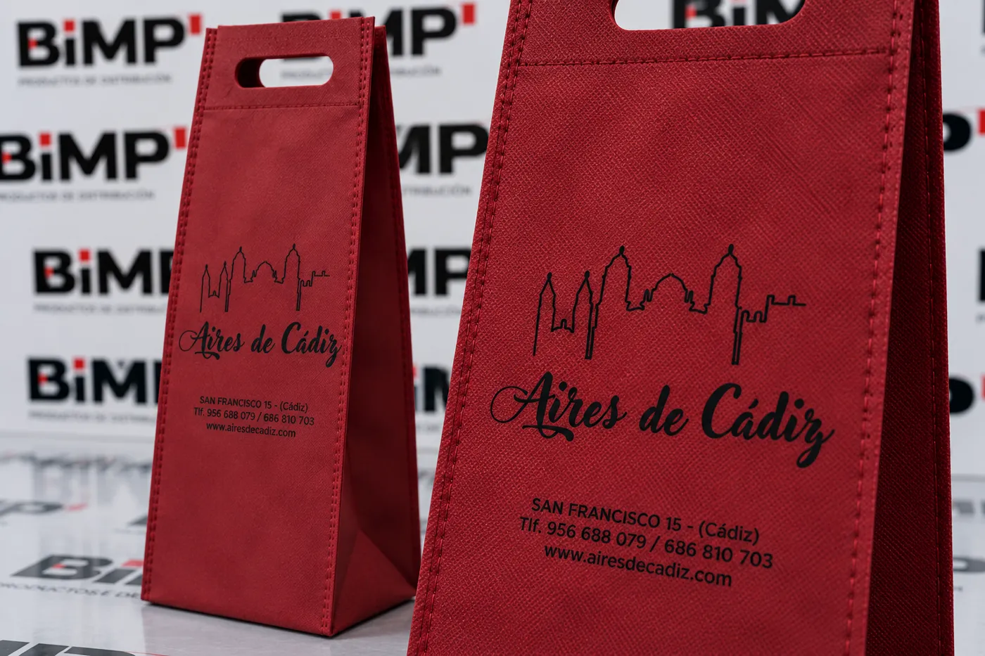 Detalle de la serigrafía sobre una bolsa de tela granate para vino
