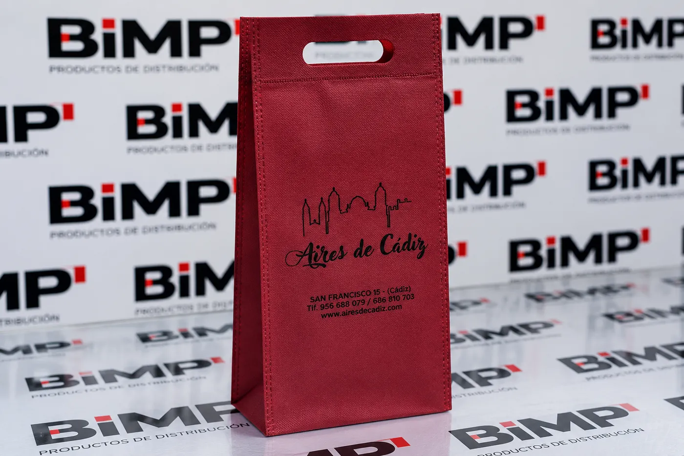 Bolsa de tela granate para una botella de vino serigrafiada con el logo de una tienda