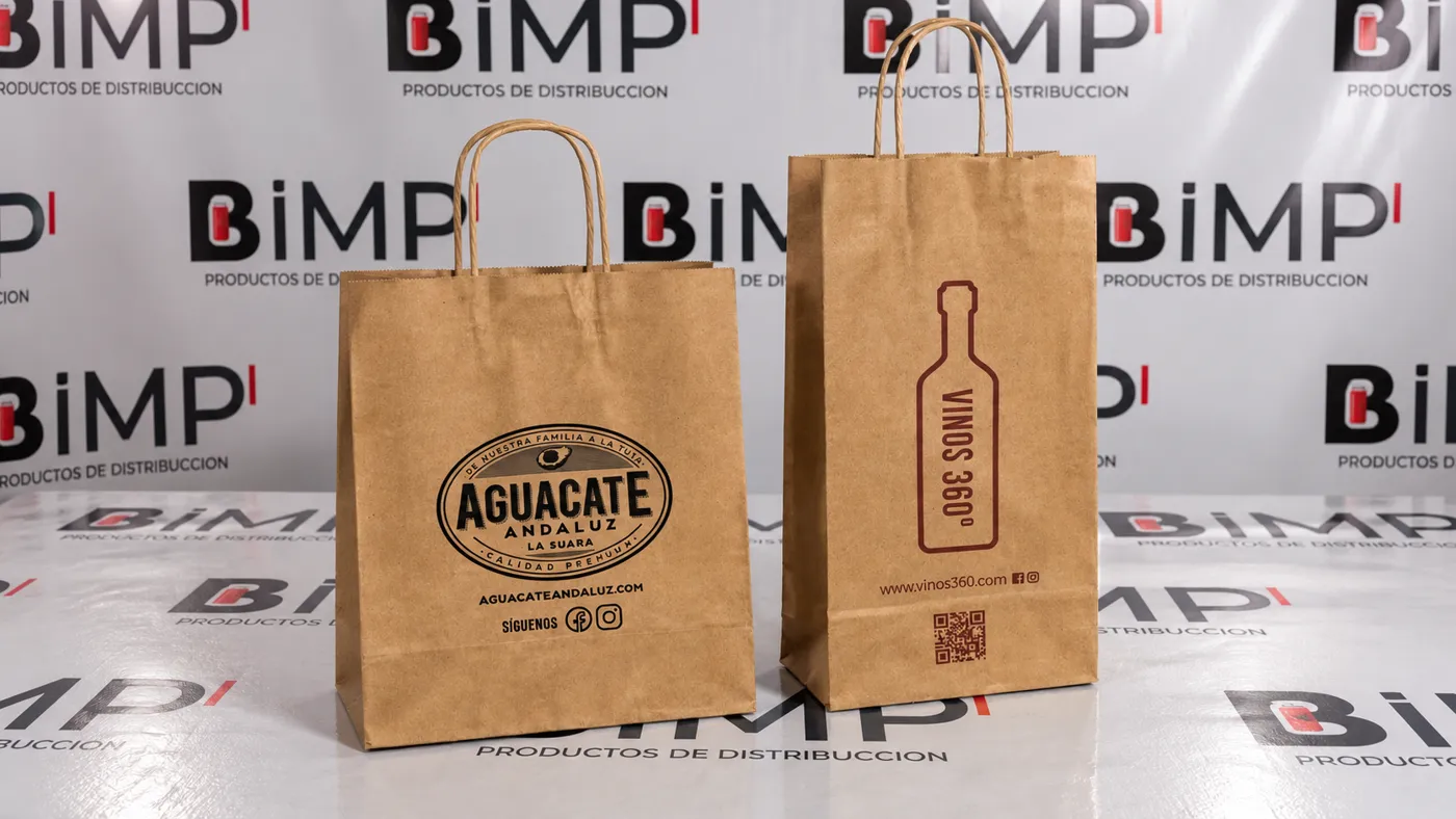 Bolsas de papel kraft con asa rizada serigrafiadas a una tinta con el logo del cliente